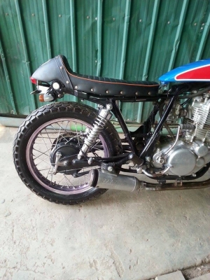 ขาย sr400 ของเเต่งหลายอย่างอยู่ครับลองดูเอาครับ