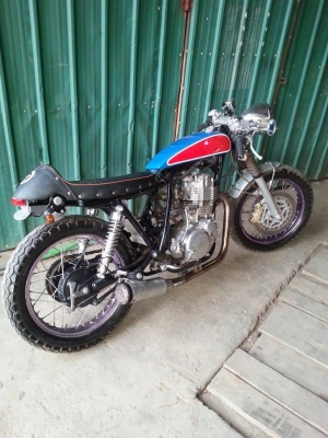 ขาย sr400 ของเเต่งหลายอย่างอยู่ครับลองดูเอาครับ