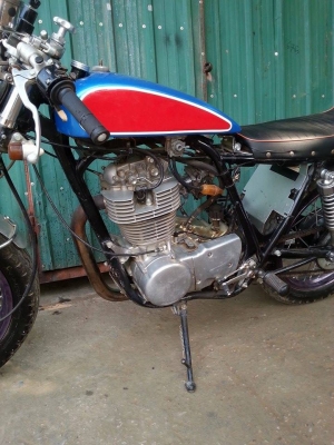 ขาย sr400 ของเเต่งหลายอย่างอยู่ครับลองดูเอาครับ