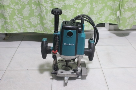 เครื่องเราเตอร์   มากิต้า  รุ่น RP1800 สภาพดีพร้อมใช้อุปกรณ์ครบครับ