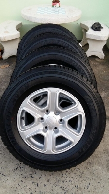 ขายล้อแม็กพร้อมยางถอดป้ายแดง ford ranger 17"x8" et55 6 รู 139.7 ยาง dunlop at22 grandtrek 265/65r17 ยางผลิตสัปดาห์ที่ 33 ปี2014 ตุ่มหน้ายางมีทุกเส้นครับ bt-50 pro ก็ใส่ได้ครับ ขายทั้งชุด 19,500 บาทครับ สนใจติดต่อเล็กคลองสามครับ 081-3747940