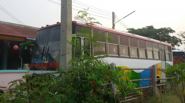 ขายรถบัสพัดลม 9 เมตร กระจกเปลือย ประตูหน้า เบรคจิ๊ฟฟี่  พวงมาลัยเพาเวอร์  คัสซี BENZE   คานหน้า-คานท้าย ISUZU  F  แหนบ  HINO  ยาง 825   เครื่องกลาง HO7C เทอร์โบ เครื่องเสียงพร้อม สภาพพร้อมใช้  ราคา 380,000 บาท  ราคาต่อรองได้ สนใจติดต่อคุณเสน่ห์  โทร 081-2