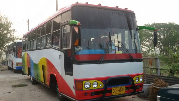 ขายรถบัสพัดลม 9 เมตร กระจกเปลือย ประตูหน้า เบรคจิ๊ฟฟี่  พวงมาลัยเพาเวอร์  คัสซี BENZE   คานหน้า-คานท้าย ISUZU  F  แหนบ  HINO  ยาง 825   เครื่องกลาง HO7C เทอร์โบ เครื่องเสียงพร้อม สภาพพร้อมใช้  ราคา 380,000 บาท  ราคาต่อรองได้ สนใจติดต่อคุณเสน่ห์  โทร 081-2