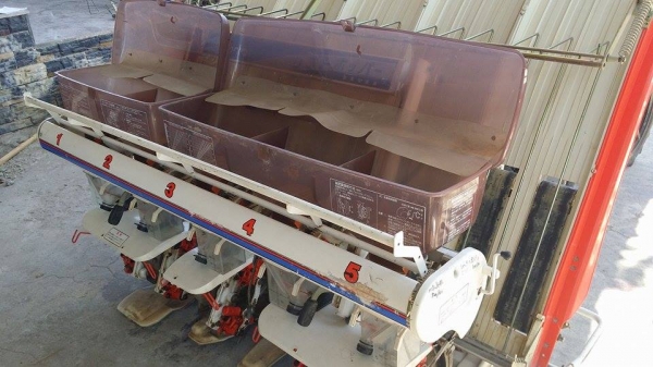 รถปลูกข้าวนั่งขับ KUBOTA  รุ่น SPA5  เก่าญี่ปุ่น  ดำนา 5 แถว มีกล่องหยอดปุ๋ยด้านท้าย  มีชั้นด้านข้างสำหรับวางกล้า สภาพสวย