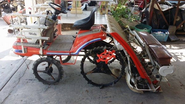 รถปลูกข้าวนั่งขับ KUBOTA  รุ่น SPA5  เก่าญี่ปุ่น  ดำนา 5 แถว มีกล่องหยอดปุ๋ยด้านท้าย  มีชั้นด้านข้างสำหรับวางกล้า สภาพสวย