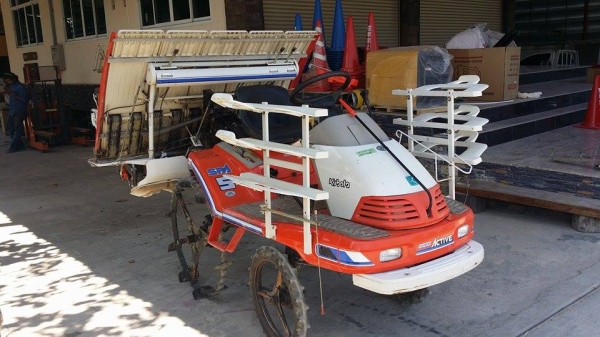 รถปลูกข้าวนั่งขับ KUBOTA  รุ่น SPA5  เก่าญี่ปุ่น  ดำนา 5 แถว มีกล่องหยอดปุ๋ยด้านท้าย  มีชั้นด้านข้างสำหรับวางกล้า สภาพสวย