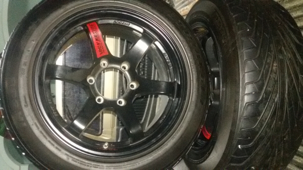 ลัอสวย มีเป้นคุ่ 225/55/17/8.5 ยางปี14