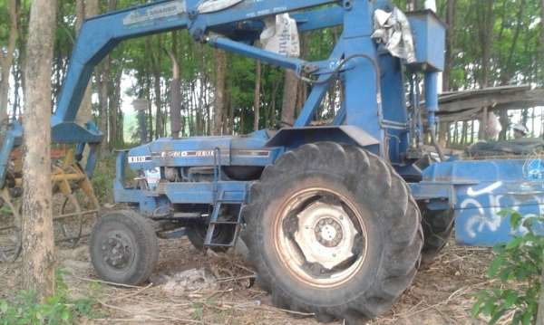 ขายด่วน รถไถ ford 6610 เสื้อลาย พร้อมคีบ สภาพพร้อมใช้งานทุกอย่าง