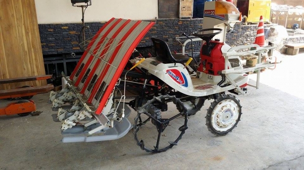 รถดำนานั่งขับ เก่าญี่ปุ่น  MITSUBISHI  รุ่น  MPR4H  ดำนา 4 แถว มีชั้นวางกล้าด้านข้าง สภาพสวย