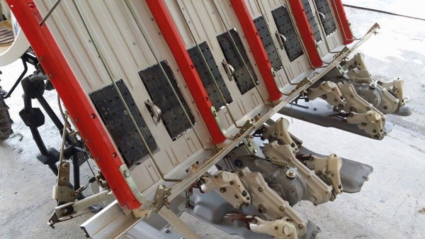 รถดำนานั่งขับ เก่าญี่ปุ่น  MITSUBISHI  รุ่น  MPR4H  ดำนา 4 แถว มีชั้นวางกล้าด้านข้าง สภาพสวย