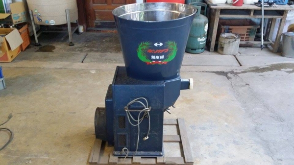 เครื่องขัดข้าวขาวเก่าญี่ปุ่น ISEKI  สภาพดี  สามารถใช้ขัดสีข้าวกล้องให้เป็นข้าวขาว ขนาดกระทัดรัด เหมาะสำหรับใช้ในครัวเรือน