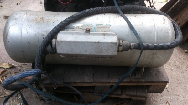 ขา่ยเครื่อง2J และถังแก๊ส ขา่ยเครื่อง2J และถังแก๊ส