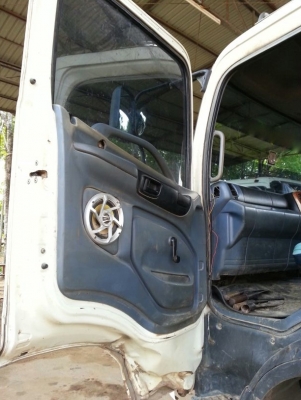 รถฮีโน่ 10 ล้อ ท้ายลาด  220 แรงม้า. ปี 47    สนใจติดต่อ  081 - 6079515