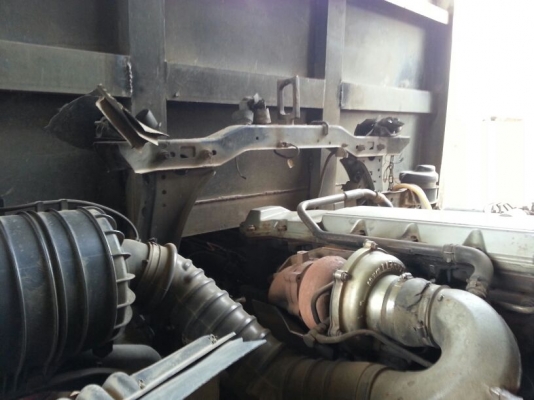 รถฮีโน่ 10 ล้อ ท้ายลาด  220 แรงม้า. ปี 47    สนใจติดต่อ  081 - 6079515