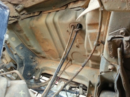 รถฮีโน่ 10 ล้อ ท้ายลาด  220 แรงม้า. ปี 47    สนใจติดต่อ  081 - 6079515