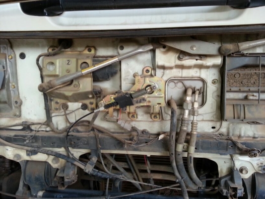 รถฮีโน่ 10 ล้อ ท้ายลาด  220 แรงม้า. ปี 47    สนใจติดต่อ  081 - 6079515