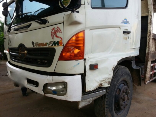 รถฮีโน่ 10 ล้อ ท้ายลาด  220 แรงม้า. ปี 47    สนใจติดต่อ  081 - 6079515