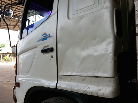 รถฮีโน่ 10 ล้อ ท้ายลาด  220 แรงม้า. ปี 47   สนใจติดต่อ  081 - 6079515