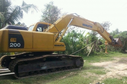 สิบล้อ นิสัน UD230-2เพา สภาพดี รถบรรทุกแบ็คโฮ 200 ประจำ เอกสาร ทะเบียนพร้อมโอน