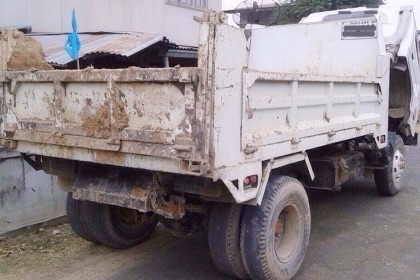 ISUZU NPR 125 HP 4BG1 หกล้อดั๊มพ์ กระบะดั๊มพ์เหล็ก 4 ตันความยาว 3.60 เมตรสภาพดีพร้อมบรรทุกได้เลยครับ เครื่องยนต์แรงดีไม่เยิ้ม หัวเก๋งไม่ผุภายในเก๋งคอนโซลครบพร้อม พวงมาลัยเพาเวอร์ แอร์เย็น ช่วงล่างใหญ่คัชซีไม่มีบวม คานหน้ากับเฟืองท้ายติด F ล้อหกน็อตครบพร้อ