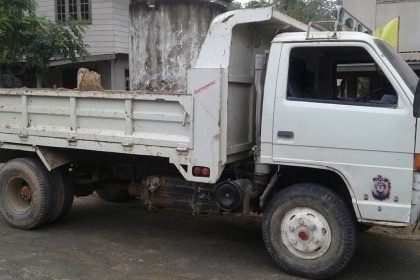ISUZU NPR 125 HP 4BG1 หกล้อดั๊มพ์ กระบะดั๊มพ์เหล็ก 4 ตันความยาว 3.60 เมตรสภาพดีพร้อมบรรทุกได้เลยครับ เครื่องยนต์แรงดีไม่เยิ้ม หัวเก๋งไม่ผุภายในเก๋งคอนโซลครบพร้อม พวงมาลัยเพาเวอร์ แอร์เย็น ช่วงล่างใหญ่คัชซีไม่มีบวม คานหน้ากับเฟืองท้ายติด F ล้อหกน็อตครบพร้อ