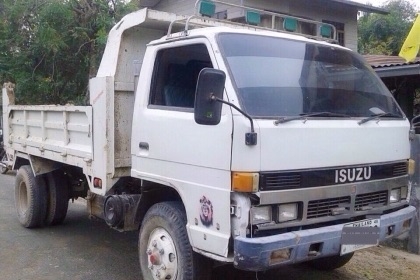 ISUZU NPR 125 HP 4BG1 หกล้อดั๊มพ์ กระบะดั๊มพ์เหล็ก 4 ตันความยาว 3.60 เมตรสภาพดีพร้อมบรรทุกได้เลยครับ เครื่องยนต์แรงดีไม่เยิ้ม หัวเก๋งไม่ผุภายในเก๋งคอนโซลครบพร้อม พวงมาลัยเพาเวอร์ แอร์เย็น ช่วงล่างใหญ่คัชซีไม่มีบวม คานหน้ากับเฟืองท้ายติด F ล้อหกน็อตครบพร้อ