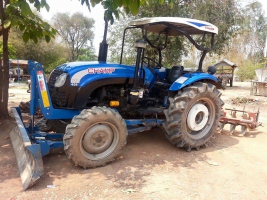 แทรกเตอร์แชมป์ YTO454 4WD 2 เพลารุ่นล่าสุด ใบมีด ผาน6