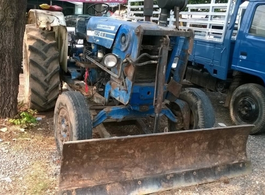 ขายรถไถฟอร์ด 6600 เสื้อลาย มีผานดันหน้า และผาน 6 ราคาเบาๆ เอกสารเล่มทะเบียนพร้อม ราคาต่อรองได้