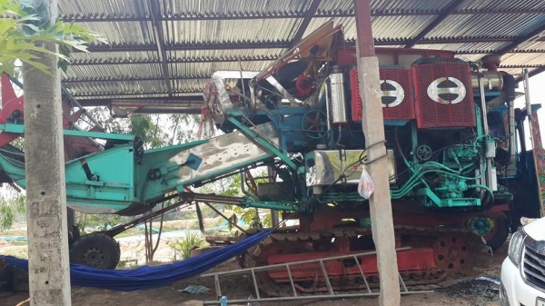 ขายคู่พร้อมเกี่ยว รถเกี่ยวข้าวไทยเส็งยนต์195 ช่างล่างลูลเลอร์10ลูก ตู้ขึ้นใหม่ เทรเลอร์HINO HO7C185 พร้อมหาง ทะเบียนพร้อมโอน เครื่องดี แชชซีสวย ขายคู่พร้อมเกี่ยว รถเกี่ยวข้าวไทยเส็งยนต์195 ช่างล่างลูลเลอร์10ลูก ตู้ขึ้นใหม่ เทรเลอร์HINO HO7C185 พร้อมหาง ทะเบียนพร้อมโอน เครื่องดี แชชซีสวย