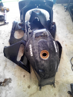 ขายชุดแฟริ่งหน้า ใส่GSX 400 cc พร้อมซากถังนำ้มัน ราคา 2000 บาท