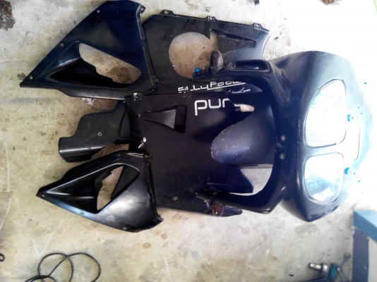 ขายชุดแฟริ่งหน้า ใส่GSX 400 cc พร้อมซากถังนำ้มัน ราคา 2000 บาท