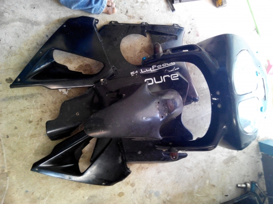 ขายชุดแฟริ่งหน้า ใส่GSX 400 cc พร้อมซากถังนำ้มัน ราคา 2000 บาท