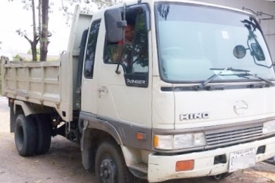 HINO FD 195 HP HO7D หกล้อดั๊มพ์ กระบะดั๊มพ์เหล็ก 5 ตันความยาว 3.60 เมตรสภาพดีพร้อมบรรทุกพร้อมใช้งาน เครื่องแรงดีแห้งดีเดิมๆครับ ภายในเก๋งคอนโซลสวยครบ พวงมาลัยเพาเวอร์ ระบบเบรคทริ๊ปฟี้ครบครัน ช่วงล่างแน่นดีคัชซีไม่แตกไม่บวม ยาง 8.25 ขอบ 16 สภาพดี 65\% พร้อม