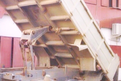 HINO FD 195 HP HO7D หกล้อดั๊มพ์ กระบะดั๊มพ์เหล็ก 5 ตันความยาว 3.60 เมตรสภาพดีพร้อมบรรทุกพร้อมใช้งาน เครื่องแรงดีแห้งดีเดิมๆครับ ภายในเก๋งคอนโซลสวยครบ พวงมาลัยเพาเวอร์ ระบบเบรคทริ๊ปฟี้ครบครัน ช่วงล่างแน่นดีคัชซีไม่แตกไม่บวม ยาง 8.25 ขอบ 16 สภาพดี 65\% พร้อม