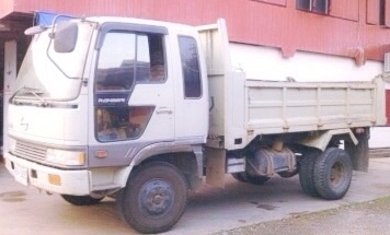 HINO FD 195 HP HO7D หกล้อดั๊มพ์ กระบะดั๊มพ์เหล็ก 5 ตันความยาว 3.60 เมตรสภาพดีพร้อมบรรทุกพร้อมใช้งาน เครื่องแรงดีแห้งดีเดิมๆครับ ภายในเก๋งคอนโซลสวยครบ พวงมาลัยเพาเวอร์ ระบบเบรคทริ๊ปฟี้ครบครัน ช่วงล่างแน่นดีคัชซีไม่แตกไม่บวม ยาง 8.25 ขอบ 16 สภาพดี 65\% พร้อม