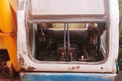 SUMITOMO SH200 - A1 รถสภาพดีพร้อมทำงานได้เลยครับ เครื่องยนต์เดิมอีซูซุ 6BG1 ปั๊มเดิมแห้งดีแรงดีทำงานได้เร็วดี ภายในเก๋งดูดีสะอาดไม่เลอะคราบน้ำมันคอนโทรลได้คล่องตัวดี ภายนอกบอดี้สวยบูมอาร์มมีปะบ้างเล็กน้อยครับ ช่วงล่างเอวแน่น เฟลมสวยไม่ผุ โรลเลอร์โซ่บูทใบแ