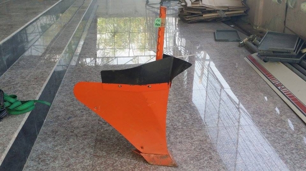 ตัวแหวกร่อง เก่าญี่ปุ่น ใช้ติดกับรถไถเดินตาม หรือรถพรวนดิน ช่วยในการขึ้นร่องไถได้ง่ายและสะดวกขึ้น สภาพดี