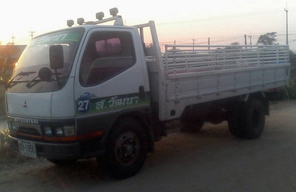 ขาย 6 ล้อ MITSUBISHI CANTER ปี 45 สภาพสวยพร้อมใช้ เครื่อง 4D34 110 แรงม้า คัสซีสวยตลอดเส้น แอร์เย็น ทะเบียนพร้อมโอน ราคาต่อรองได้ครับ