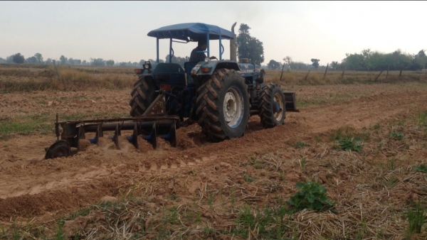 ขายรถไถ 2 เพลา Ford 6610 มีภาพวีดีโอ สภาพสวยพร้อมใช้  เอกสารซื้อขาย สภาพยาง70 \% ผานดันหน้า และผาน 6  ราคา 385,000 บาท ต่อรองได้ครับ  โทร 081-9972972 089-8451778