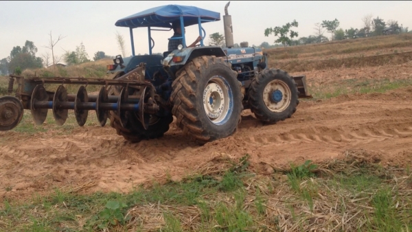 ขายรถไถ 2 เพลา Ford 6610 มีภาพวีดีโอ สภาพสวยพร้อมใช้  เอกสารซื้อขาย สภาพยาง70 \% ผานดันหน้า และผาน 6  ราคา 385,000 บาท ต่อรองได้ครับ  โทร 081-9972972 089-8451778