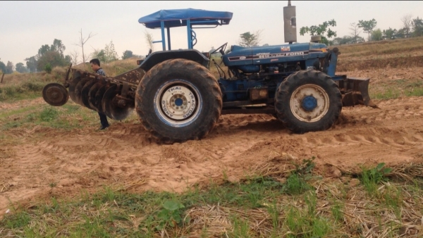 ขายรถไถ 2 เพลา Ford 6610 มีภาพวีดีโอ สภาพสวยพร้อมใช้  เอกสารซื้อขาย สภาพยาง70 \% ผานดันหน้า และผาน 6  ราคา 385,000 บาท ต่อรองได้ครับ  โทร 081-9972972 089-8451778