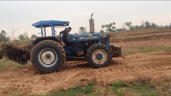 ขายรถไถ 2 เพลา Ford 6610 มีภาพวีดีโอ สภาพสวยพร้อมใช้  เอกสารซื้อขาย สภาพยาง70 \% ผานดันหน้า และผาน 6  ราคา 385,000 บาท ต่อรองได้ครับ  โทร 081-9972972 089-8451778