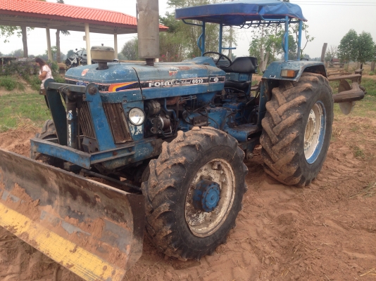 ขายรถไถ 2 เพลา Ford 6610 มีภาพวีดีโอ สภาพสวยพร้อมใช้  เอกสารซื้อขาย สภาพยาง70 \% ผานดันหน้า และผาน 6  ราคา 385,000 บาท ต่อรองได้ครับ  โทร 081-9972972 089-8451778