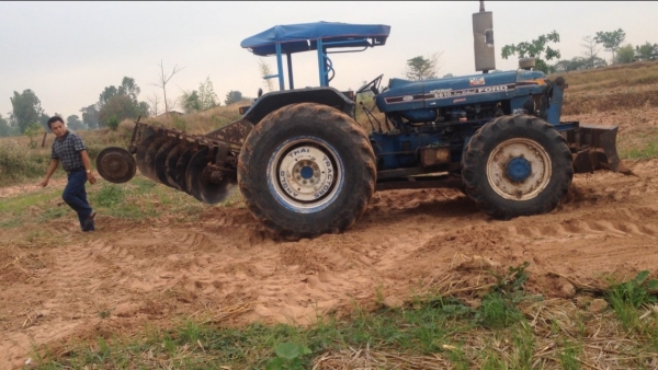 ขายรถไถ 2 เพลา Ford 6610 มีภาพวีดีโอ สภาพสวยพร้อมใช้  เอกสารซื้อขาย สภาพยาง70 \% ผานดันหน้า และผาน 6  ราคา 385,000 บาท ต่อรองได้ครับ  โทร 081-9972972 089-8451778