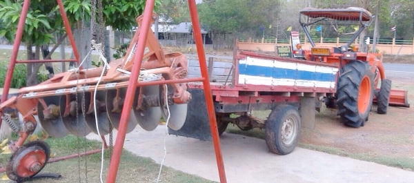 KUBOTA L4508 - 2 เพลา รถสวยจัดเงางามพร้อมทำงานได้เลยครับ ใช้งาน 1,700 ชม. อุปกรณ์มีครบพร้อม 3 ชิ้น มีโรตารี่ , มีใบดันหน้า , ผานพรวน 6 เครื่องแรงดีแน่นดีไม่มีเยิ้ม เกียร์เดินหน้าถอยหลังไม่มีปัญหาสภาพดีสุดๆครับ ช่วงล่างแน่น ยางสภาพดี 80\% พร้อมใช้งาน เอกสาร KUBOTA L4508 - 2 เพลา รถสวยจัดเงางามพร้อมทำงานได้เลยครับ ใช้งาน 1,700 ชม. อุปกรณ์มีครบพร้อม 3 ชิ้น มีโรตารี่ , มีใบดันหน้า , ผานพรวน 6 เครื่องแรงดีแน่นดีไม่มีเยิ้ม เกียร์เดินหน้าถอยหลังไม่มีปัญหาสภาพดีสุดๆครับ ช่วงล่างแน่น ยางสภาพดี 80\% พร้อมใช้งาน เอกสาร