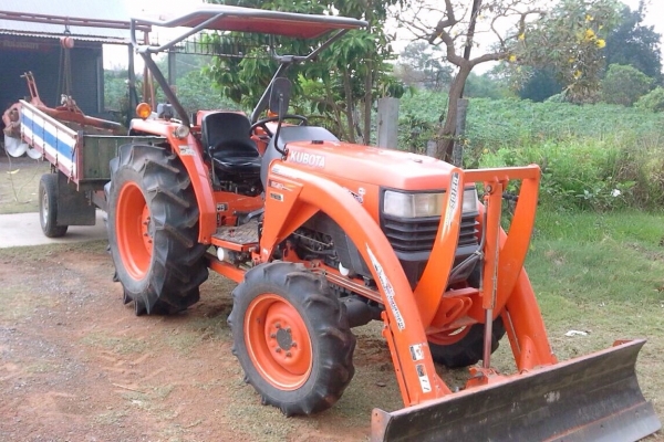 KUBOTA L4508 - 2 เพลา รถสวยจัดเงางามพร้อมทำงานได้เลยครับ ใช้งาน 1,700 ชม. อุปกรณ์มีครบพร้อม 3 ชิ้น มีโรตารี่ , มีใบดันหน้า , ผานพรวน 6 เครื่องแรงดีแน่นดีไม่มีเยิ้ม เกียร์เดินหน้าถอยหลังไม่มีปัญหาสภาพดีสุดๆครับ ช่วงล่างแน่น ยางสภาพดี 80\% พร้อมใช้งาน เอกสาร KUBOTA L4508 - 2 เพลา รถสวยจัดเงางามพร้อมทำงานได้เลยครับ ใช้งาน 1,700 ชม. อุปกรณ์มีครบพร้อม 3 ชิ้น มีโรตารี่ , มีใบดันหน้า , ผานพรวน 6 เครื่องแรงดีแน่นดีไม่มีเยิ้ม เกียร์เดินหน้าถอยหลังไม่มีปัญหาสภาพดีสุดๆครับ ช่วงล่างแน่น ยางสภาพดี 80\% พร้อมใช้งาน เอกสาร
