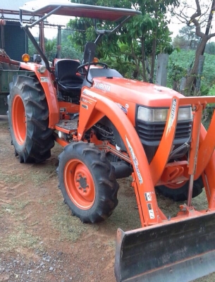 KUBOTA L4508 - 2 เพลา รถสวยจัดเงางามพร้อมทำงานได้เลยครับ ใช้งาน 1,700 ชม. อุปกรณ์มีครบพร้อม 3 ชิ้น มีโรตารี่ , มีใบดันหน้า , ผานพรวน 6 เครื่องแรงดีแน่นดีไม่มีเยิ้ม เกียร์เดินหน้าถอยหลังไม่มีปัญหาสภาพดีสุดๆครับ ช่วงล่างแน่น ยางสภาพดี 80\% พร้อมใช้งาน เอกสาร