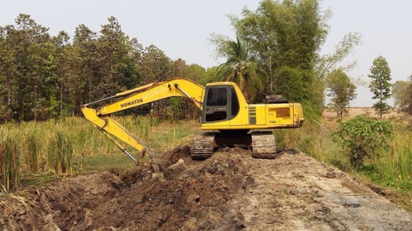 ขายรถแบ็คโฮ Komatsu PC200-6 เครื่อง mitsu 6D15 เอกสารเล่มทะเบียน รถทำงานอยู่