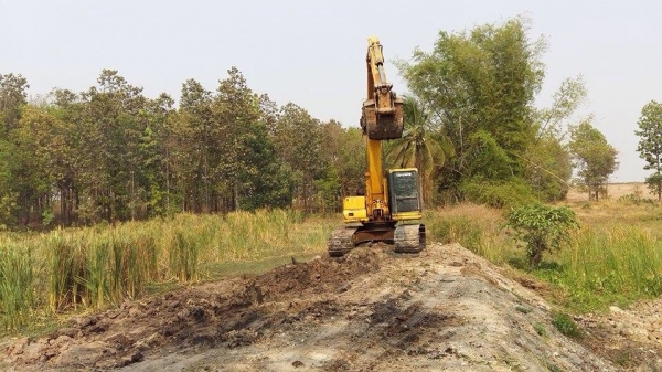 ขายรถแบ็คโฮ Komatsu PC200-6 เครื่อง mitsu 6D15 เอกสารเล่มทะเบียน รถทำงานอยู่