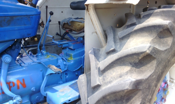 รถไถฟอร์ด ราคาเบาๆ ตัวรถพร้อมใบดัน  ต่อลองได้ ขายได้ขายเลยครับเล่มทะเบียน